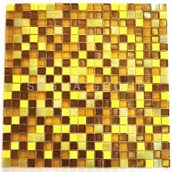 Mosaico de vidrio Malenka en tonos dorados y amarillos para baños modernos.
