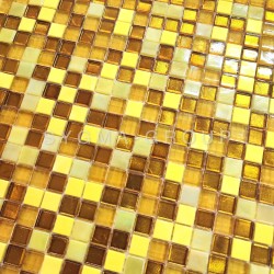 Azulejos mosaico de vidrio Malenka en diseño dorado y amarillo pastel.