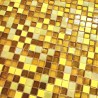 Azulejos mosaico de vidrio Malenka en diseño dorado y amarillo pastel.