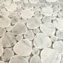 Polished pebble-shaped mosaic in white marble for home interiors