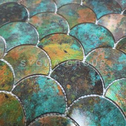 Close-up on the brushed texture of the Melkior aluminum mosaic wall tile