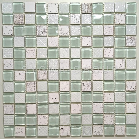 Mosaïque Alliage Blanc. Détail du carrelage mural salle de bains en verre et pierre, idéal pour une douche contemporaine.