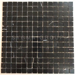 Gros plan sur les tesselles de mosaïque en marbre noir et les joints. Détail du veinage blanc pour un design authentique.