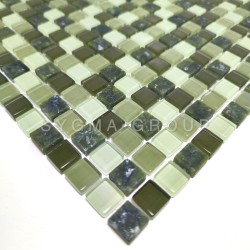 Détail en angle du carrelage douche mosaique. Contraste verre/pierre vert pour un résultat professionnel en pièce d'eau.