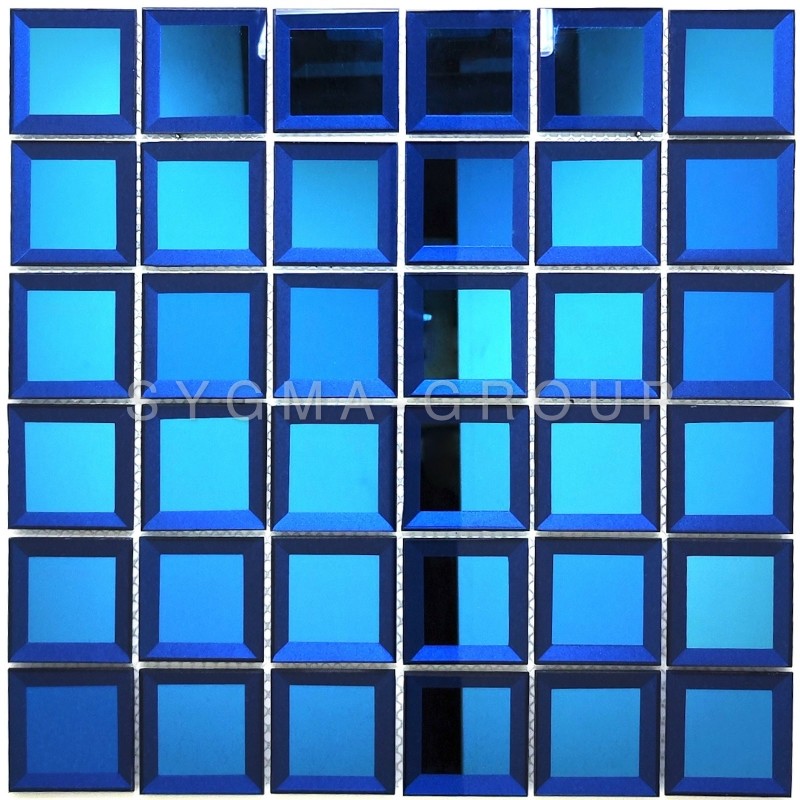 Azulejo cocina pared Meghan Bleu en mosaico de vidrio espejo azul profundo, acabado biselado para un efecto de prisma y lujo.