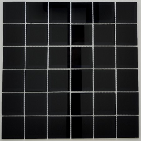 Azulejo de cocina moderno Negro Meghan Biselado: Primer plano del efecto prisma de luz del vidrio de espejo.