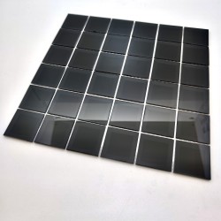 Crédence cuisine moderne : Installation de la mosaïque en verre miroir Noir avec joint époxy.