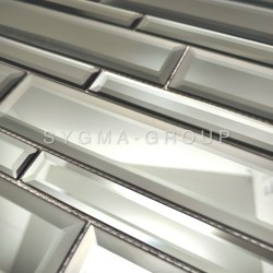 Gros plan du carrelage mural pour cuisine en verre miroir biseauté créant un effet de prisme de lumière.